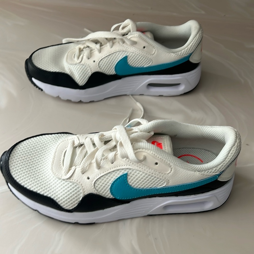 Nike air women’s size 7 barely worn no marks like new